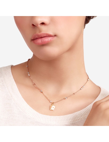 Ciondolo Carte da gioco in oro rosa e smalto perlato bianco.